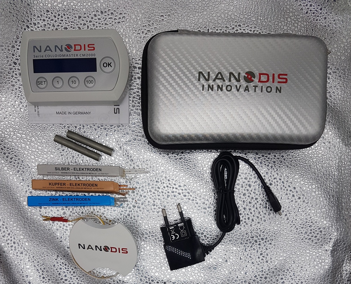 Lieferumfang des CM2000 mit Elektroden, Netzstecker und Tasche